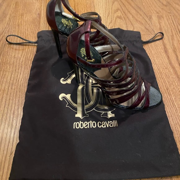 Mahogany strap heels in patent leather. Unworn and in pristine condition. - Picture 2 of 3